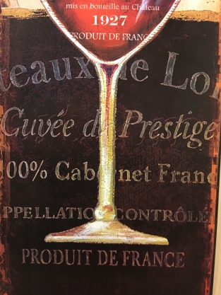 Metallschild mit schön bemaltem Weinglas und Text.
